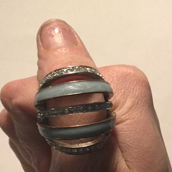 GUESS 5 band look ring
Silver /Crystal/Blue
Size 7
Chunky - Picture 7 of 7